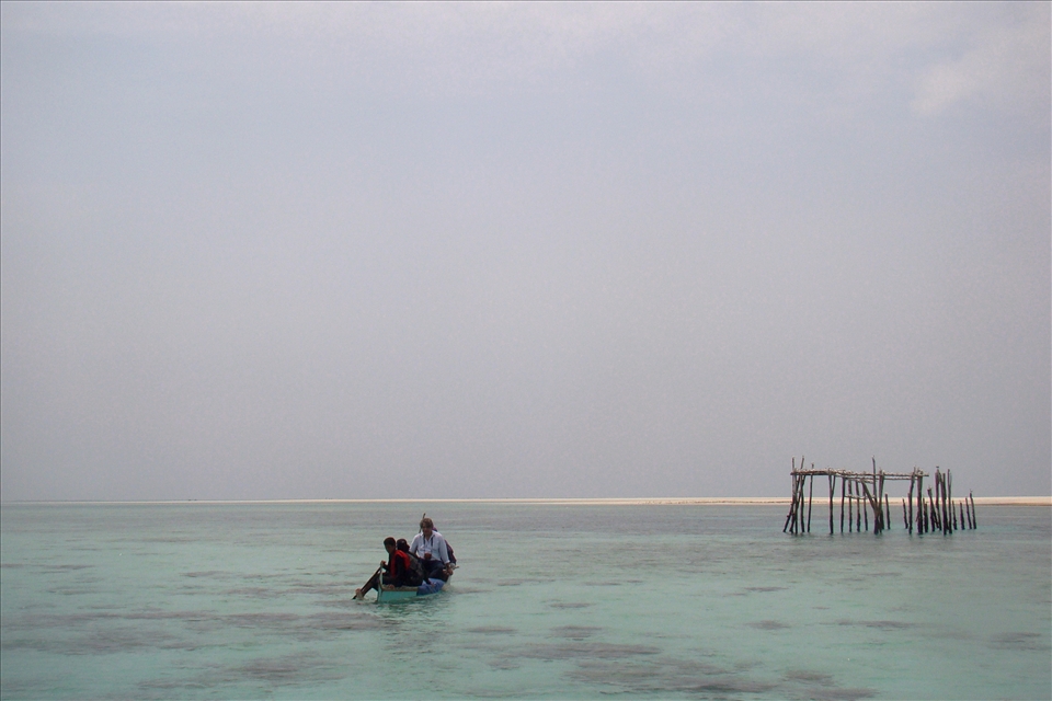 The sea is too shallow for a close landing to the sandbar: two boats to paradise. 