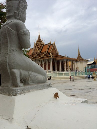 The beautiful architecture and nature at the royal palace. 