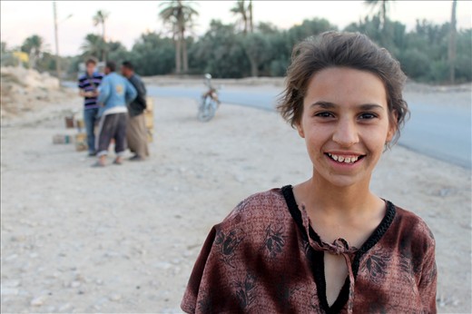 Just before leaving town, we meet the most beautiful bedouin girl who lives amongst the Palmyra ruins.