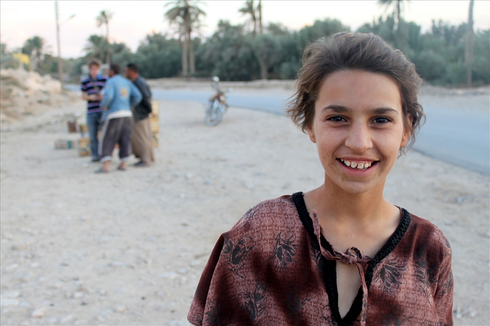 Just before leaving town, we meet the most beautiful bedouin girl who lives amongst the Palmyra ruins.
