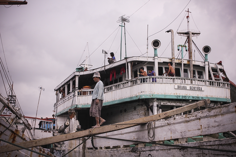 Recently I lived two months in Jakarta. Of course Jakarta is not a typical touristic city, few monuments, few attraction. One of the places that caught my attention is “Sunda Kelapa”, the old harbor in Batava(the old name of Jakarta). The atmosphere here is dreamlike. The leaden sky, and the workers moving like ghosts are seem to take you into a dream. 
Still today the sailors are using a piece of wood instead of footbridge for unloading the stocks.
