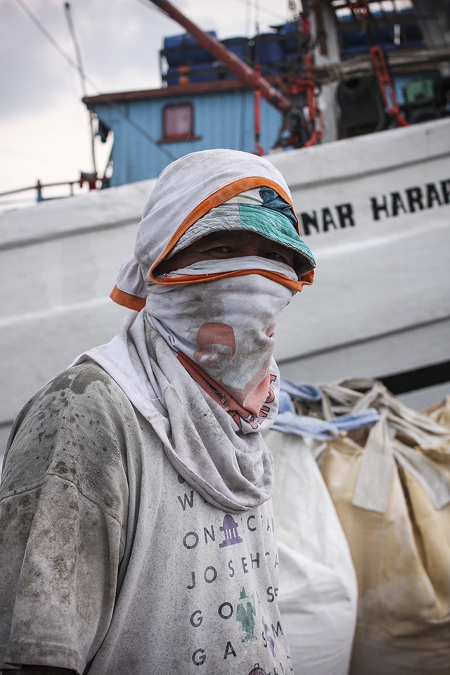 Conditions of work are still ancestral, they work in the old way, without glove, barefoot and they protect their respiratory tracts from dust by covering their faces with t-shirts.