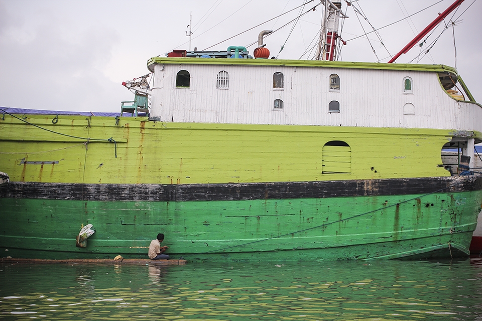 Workers are often using the turbid canal which comes from the Ciliwung River(Turbid water river)and flows into the sea, for moving from one ship to another for trasfering the stocks and the workers.
During the navigation it’s usual to see the maintenance work of these old wood ships called “pinisi” in Bahasa, directly on the little platforms on the water.
