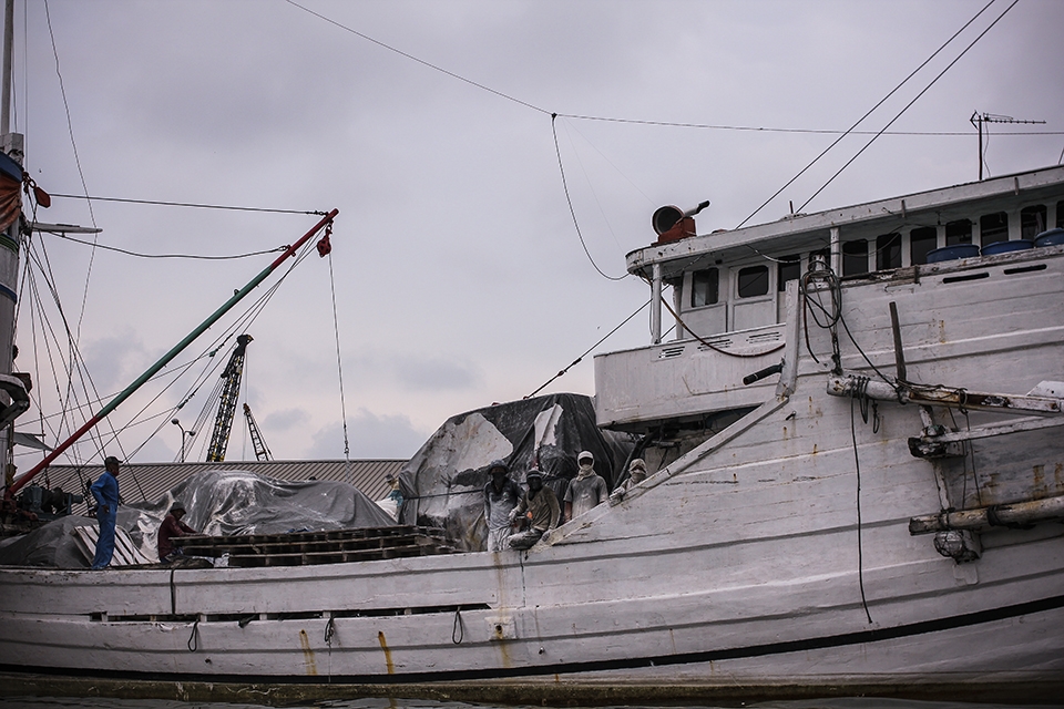 Some of the workers have just finished to load a “pinisi” with gypsum, which going through the direction of the Surabaya harbor.
All of the hooded workers which are covered with the whit dust of the gypsum are looking like the crew of a ghost ship.
