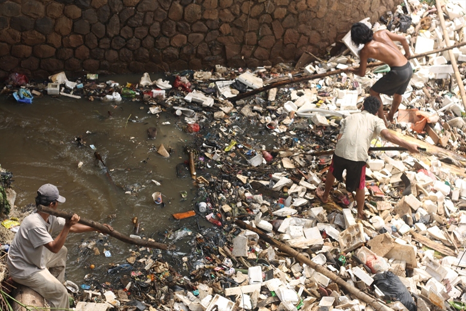 Though living in a poor state, every day this 3men's care about the environment and try to expedite the flow of the river which caused the buildup of excessive trash river using bamboo. Trash river was due to a lot of people do not dispose of waste in place.
