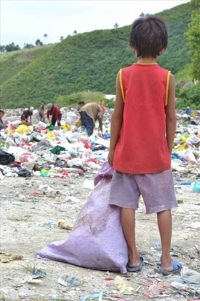 So it’s true that age does not matter when you need to eat.  This kiddo is joining the crowd. He may look reluctant to collect trashes, to him at the age of 10 he should be playing with his friends, but he is collecting trashes instead.