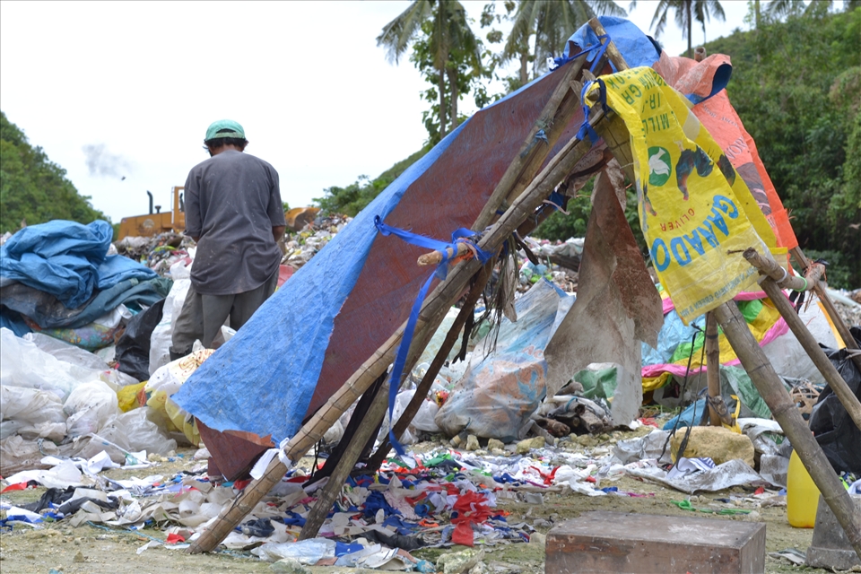 This is one of the trash collectors’ temporary shelters; they stay in these shelters when they want to have break time. But most cases these become their homes when they need to stay for a week waiting to get their collected items sold. Some of the trash collectors’ homes are 2-3 mountains away from the dump site; they don’t have the extra budget to pay for fare.