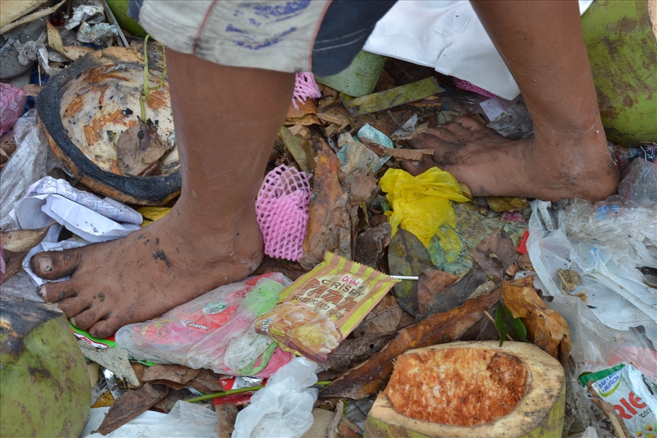 Some are not afraid of getting infected with diseases, not that they don’t mind but rather they can’t afford to buy a pair of boots. This young kid has slippers (at least) but doesn’t want to wear when collecting trash because her slippers are almost torn apart and she might have hard time to go to school after the Christmas Break. According to her,  she just needs to be careful from stepping on sharp objects.