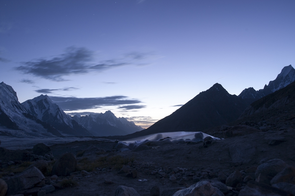The make shift tent of the porters. They are the real heroes on the trek.