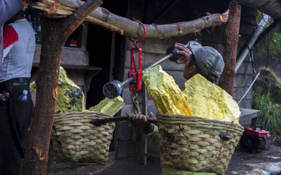 they are paid by the kilo and weigh their loads. 100 kg is about $8 US