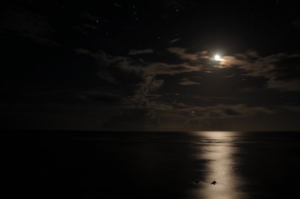 Moonrise over Arorangi, the West side of the island. The long sandy beaches here are serviced by backpackers & guest-friendly hotels, great spots to sit and relax after exploring high and low.