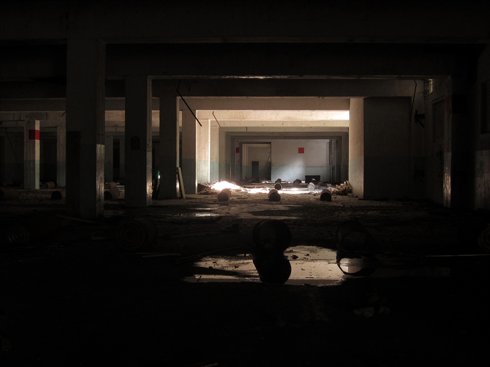 The building, designed for strictly productive purposes, had become an empty place, assuming the absence of use as meaning. The space and light had become the new characters in this scenery.