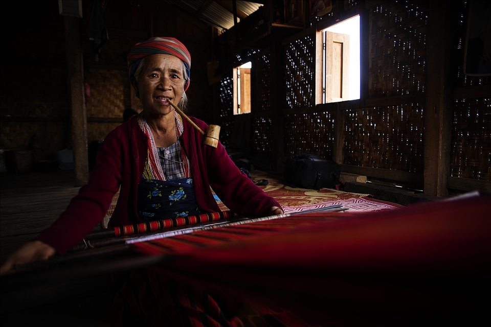 Lingkhui weaving the traditional clothing of the Ngagah tribe.