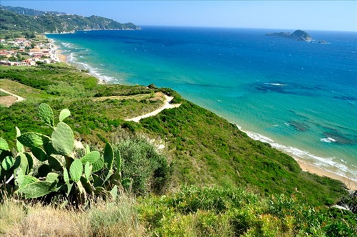 Between the cozy villages Arrias and Agios Stefanos in northwest Corfu there is a picturesque walking path close to the turquoise sea. On top of the hill you are offered a stunning view.