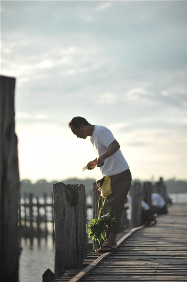 a man try to do fishing with just a plastic string and some vegetables 