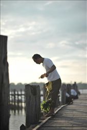 a man try to do fishing with just a plastic string and some vegetables : by ngaymua, Views[375]