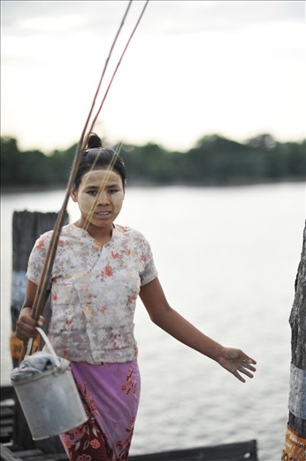 a beautiful Myanmar woman have to wake up at 5AM in the morning and go fishing 