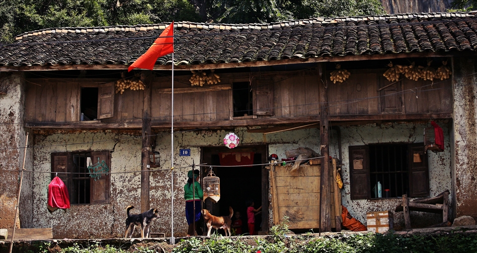 A family in Dong Van old quater