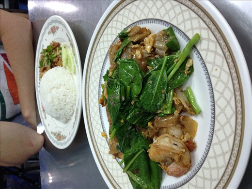 Pad See Ew, Kratium Prik Thai Gai