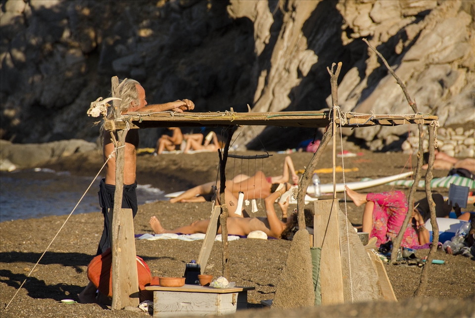 Far from big city life the habitants enjoy the really hot black ironsand.