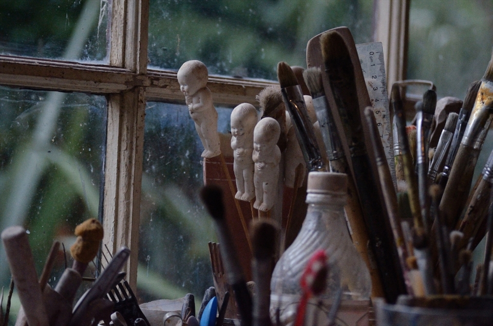 A collection of tools by the window. The clay doll figures are from a fundraiser several years ago for one of Heather’s daughters. Heather made the tiny figures in casts whilst her then 16 year old daughter dressed them in clothes made from the silk provided by another artist. They sold these at fairs to raise money for a one year exchange to Italy. 
