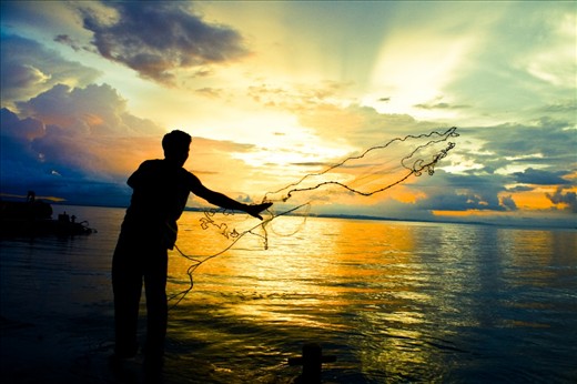 Casting the net:
Kato lives in Pampa on the edge of Lake Titicaca. He is 18 and has a 9 months old daughter. During the day he works as a driver transporting goods from La Paz to Copacabana. He starts from Pampa every day at 6 AM to reach La Paz at 8. He tries to make 2 rounds between La Paz and Copacabana that are 3 hours apart and he gets 40-60 Bolivianos (6-9 USD) if he also helps in loading/unloading the goods. This daily income is not enough to take care of his family so he fishes during the night, sometimes until midnight. He does not have a boat, so he mostly does shore fishing. Due to this schedule, he is so highly sleep-deprived that he has fallen asleep while driving a few times risking his life.
NB: For continuation of my story, please take this as photo # 3. (I could not change the order of the photos)
