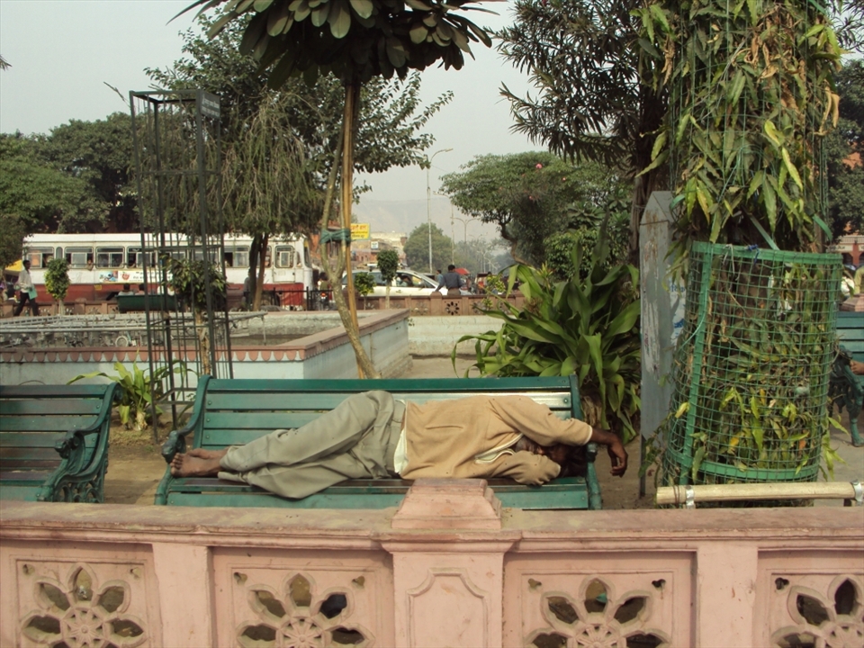Good morning Jaipur! A homeless man sleeping amidst inconceivable noise in a brisk public place