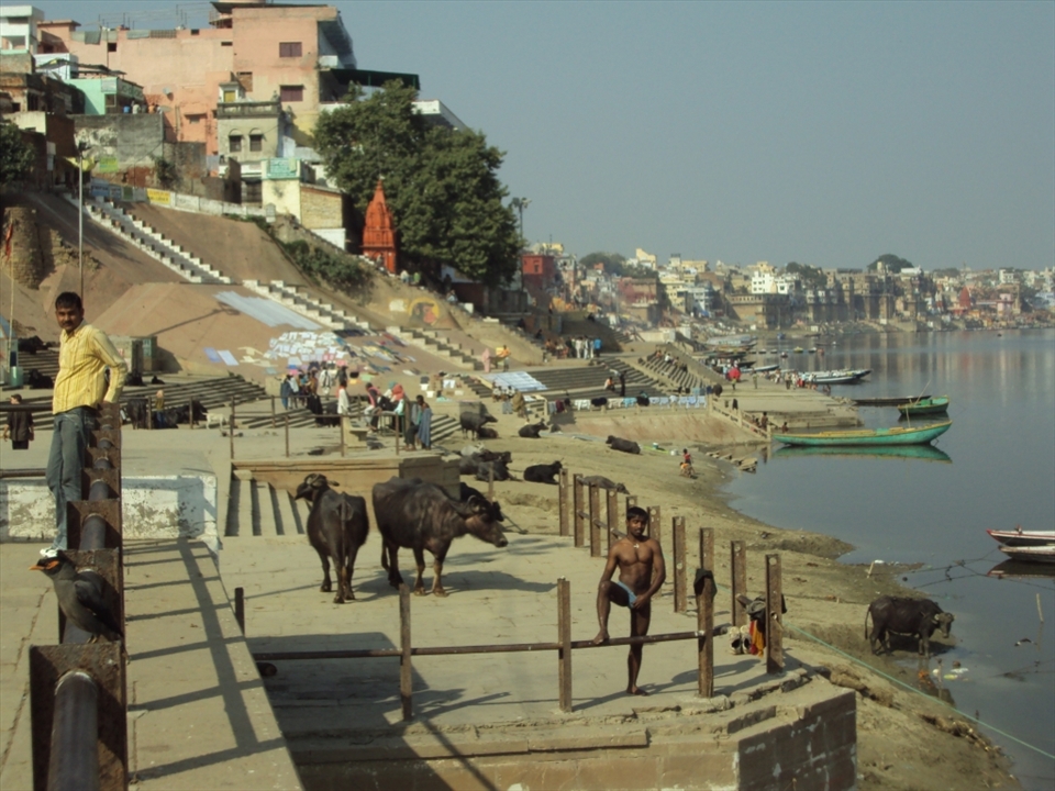 Workout at the ghats - the guy that wears no clothes is a wrestler, who trains every day at this place at the ghats in Varanasi