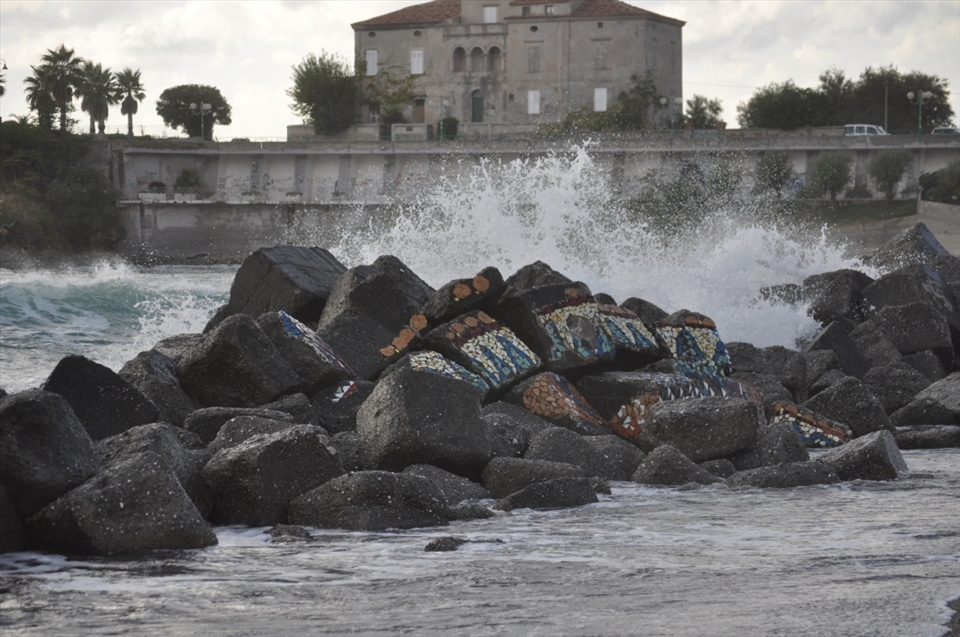 After playing with the waves I had a long walk on the sand. I was so fascinated by the strenght of the sea that I started taking some pictures. And then I found theese beautiful and colorful rocks. I spent lots of time watching the waves crashing on the rocks. it was hypnotizing...