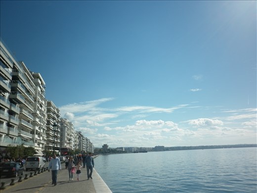 Visité al país en crisis pero no lo parecía. Hermosa costanera llena de tiendas, cafés, restaurantes, etc.