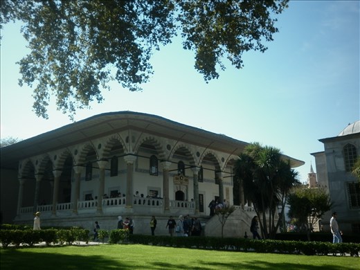 Había una sala en Sultanato donde paredes habían piedras preciosas incrustadas