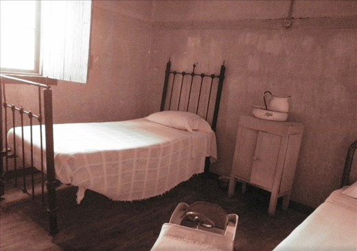 Cuarto en casa del ingeniero. Esas camas tenían por mil donde mi abuela. 