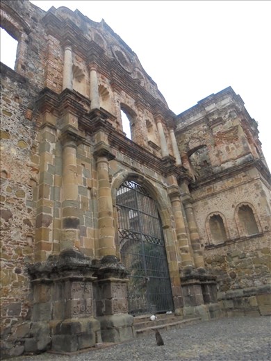 Ruina de una iglesia, de lo más antiguo de América