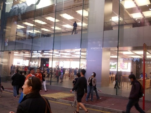 iPhone store - always incredible amount of people