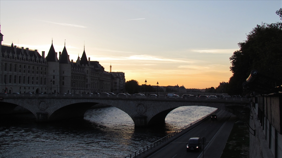 The afternoon traffic on the bridge Pont au Change near Notre Dame.
