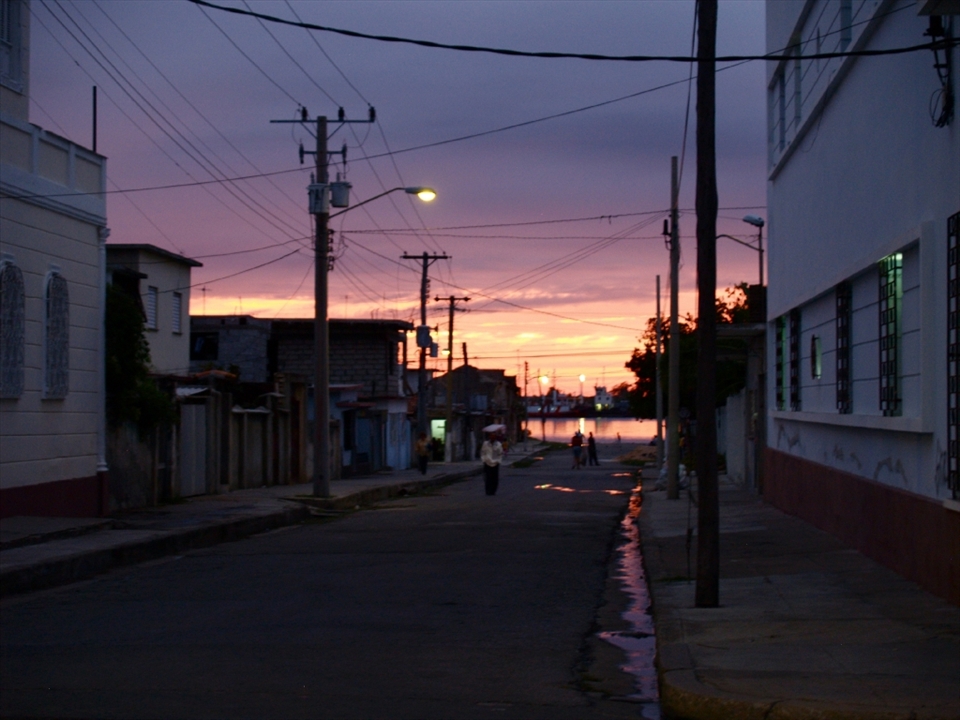 Just when I thought I have experienced Cuba in La Havana - with all its rich culture of street salsa dancing, cuban cigars, domino players, and siestas - I came across this beautiful sunset in a little town called Cienfuegos (translated to 