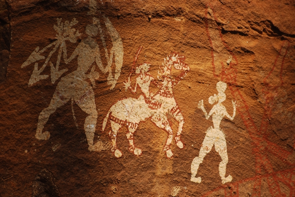 Ancient Rock Paintings: tribes of Satpuras have a rich arts tradition.
The unique combination of mountains and water here has carved hundreds of caves, cave shelters,and nature-made tunnels that became home to one of the earliest human civilizations Since ages. 