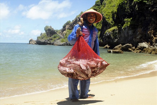 A fisherman brought a lot of fish caught.