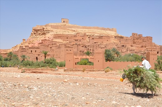 The dunes hide more than sand; they bear civilisations and cultures untouched by the modern times, witnesses of the passing of centuries, of caravans, kingdoms and generations of humans. They remain proof of how fragile people actually are in front of nature and seem to develop a different understanding of the passing of time.