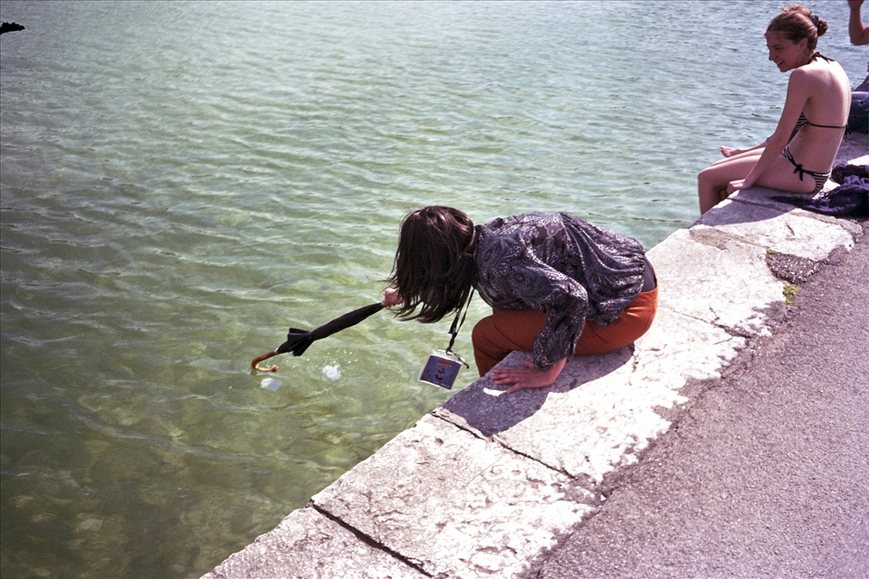 Yes, it was warm and there were people swimming in the Annecy lake, but Emma didn't feel like jumping in the water to fetch all the festival tickets she had just dropped in the water. Luckily a couple nearby had an umbrella she could borrow. 