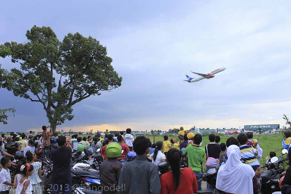 Taman Dirgantara/Taman Lanud is a park located beside of Polonia Airport Medan, North Sumatera. It's the airport which is surrounded by the residential areas in the middle of city. Many people loves to spend their family time here, especially on the weekend.

At the first time, this park was a vacant land authorized by Indonesian Air Forces. 
But when Tsunami disaster hit Aceh - made the higher flight frequency - more people started to come here see the flight take-off and landing.

And finally the Indonesian Air Forces handled it and officially open this place to public for the cheap picnic in the city.