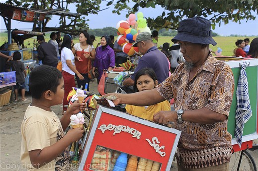 A young boy feels difficult to hold his change.

This place also has helped the economy of local citizen around the Taman Lanud (Air Forces Park) for these last 8 years.

After become opened for public, the authorized organized this vacant land as well as a cheap picnic area for public.
Ice Cream, Bakso, toys, etc are available here.