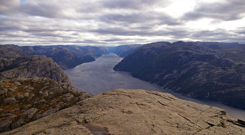 All by myself at Preikestolen looking down the Lysefjord