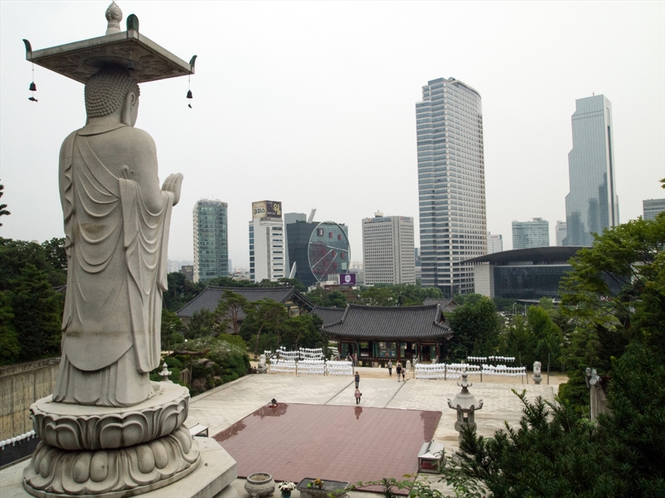Places like this are very exiting. Just a few minutes from the biggest underground mall on earth to the calmness of budhist temple