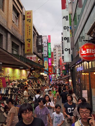 But, you have to know where to go. Myongdong became my favorite place. A buzzing hot pot of young people, boutiques and bars.