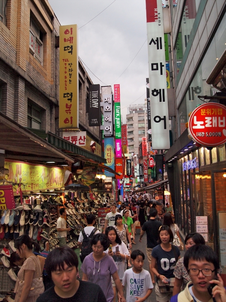 But, you have to know where to go. Myongdong became my favorite place. A buzzing hot pot of young people, boutiques and bars.