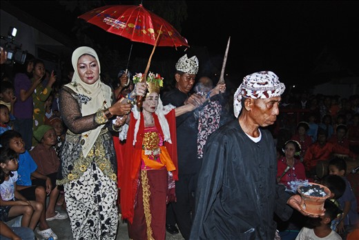 Seblang dancers paraded around the village because it is believed to cleanse the village from the plague and misfortune. Dancers must be a descendant of the previous dancers and dancers should not be replaced when it was alive. Before she started to dance, the shaman would read spells to summon the spirit of the first dancers Seblang so taken possession Seblang current dancers.