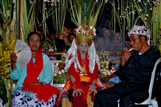 Throne of the dancer who decorated a variety of produce from the population as a form of gratitude to their ancestors.