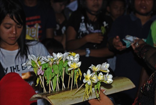 the end of the series of events, the organizers of the event selling flowers 'Kanthil' which is believed to make us faithful lovers we after being given the interest.
* Kanthil means interested or infatuated
