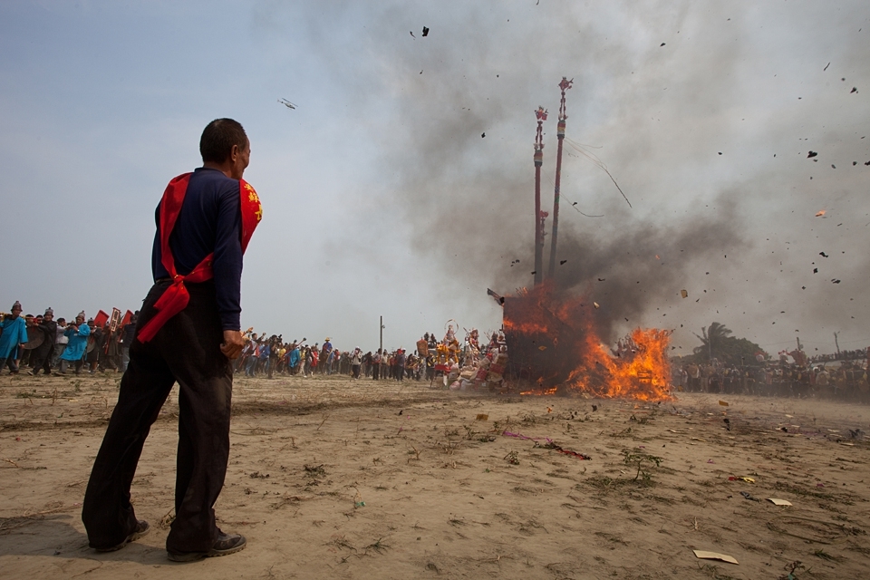Once set on fire the Shifu (Master) of the Changxing Palace stands alone in front of the boat, the responsibility was writ large in his face when he spellbound stood there for minutes like a iron statue in a storm.
For more than a year he was committed to this event which now is on its peak and soon part of history.